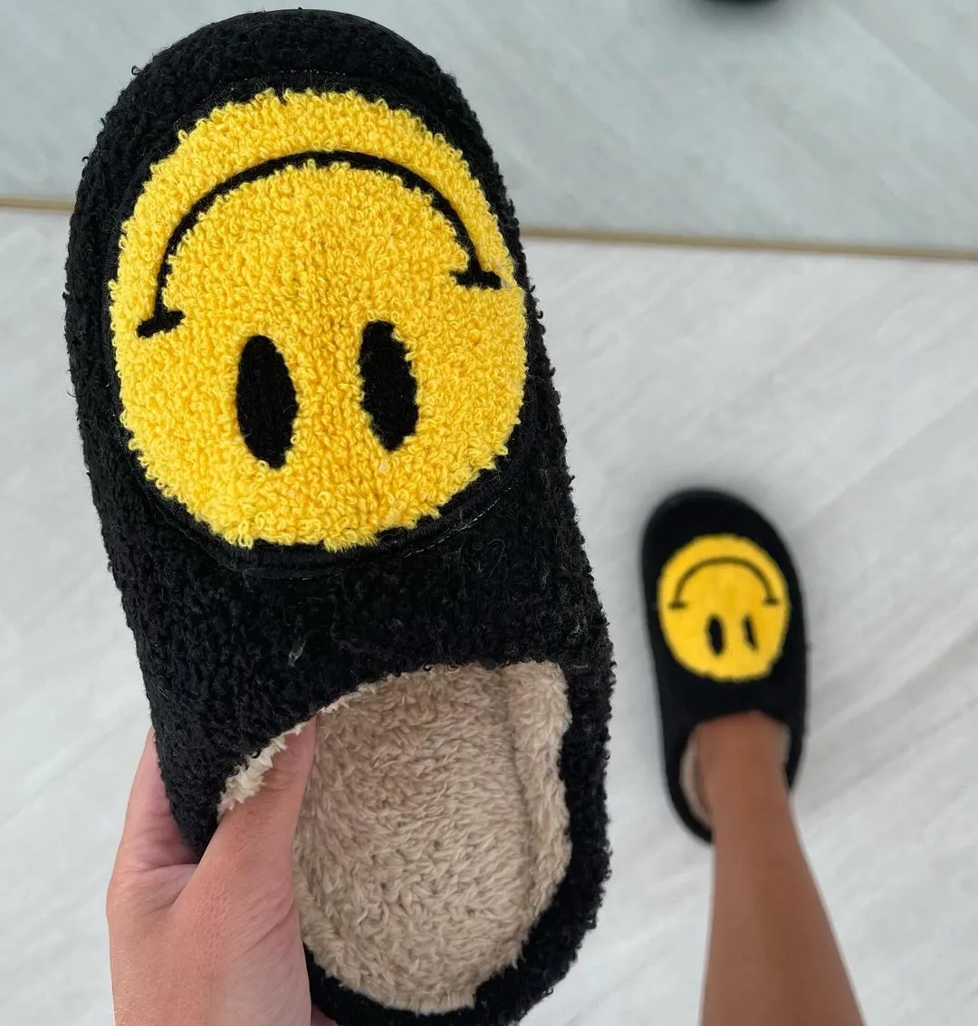Lilipretty Smiley plush slippers