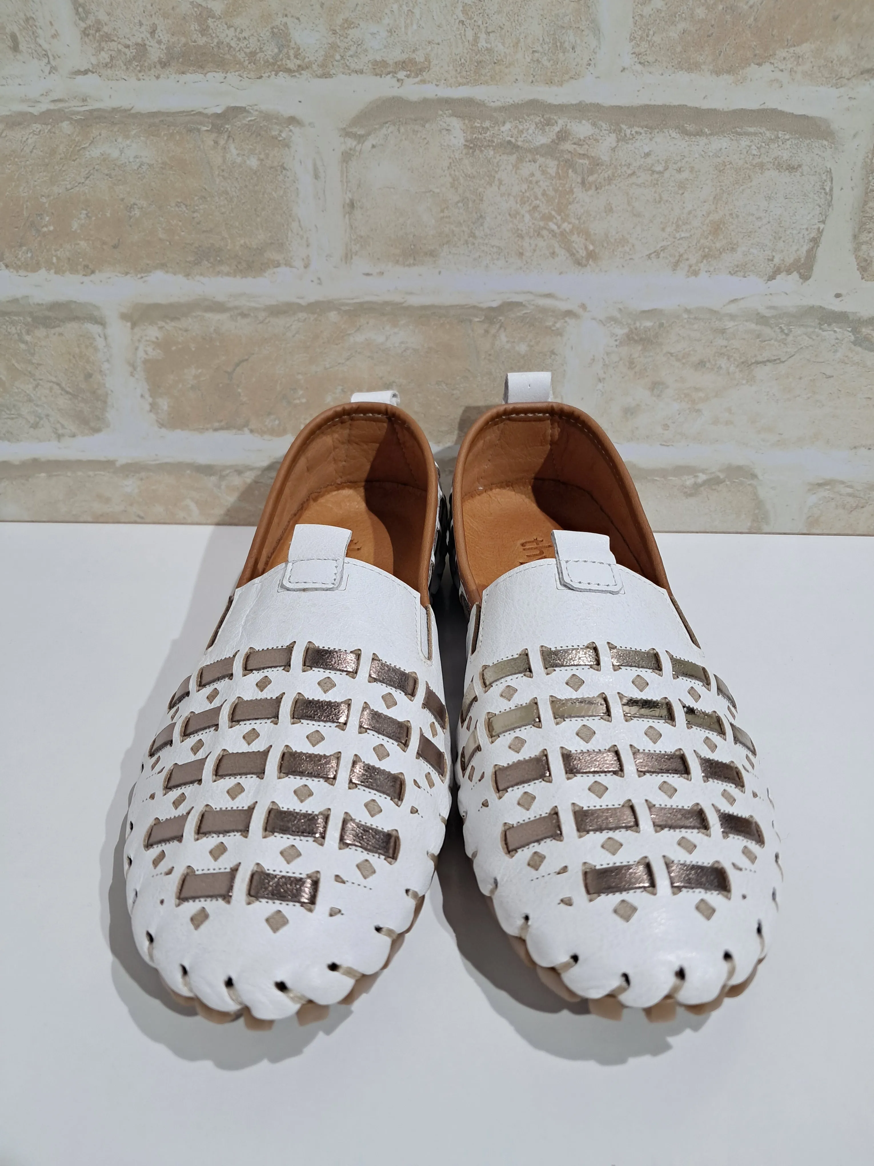 Totem White/Pewter by Thyme & Co